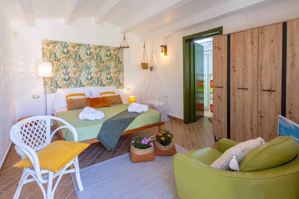 une chambre avec un lit et des chaises dans une pièce dans l'établissement Luxury villa at Pozzallo at 390 meters about from the beach with private swimming pool, à Pozzallo 56 autres photos