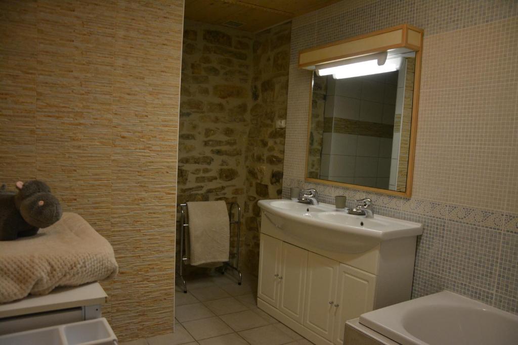 une salle de bain avec un lavabo et un miroir dans l'établissement Domaine de Chadeyron, à Lagorce