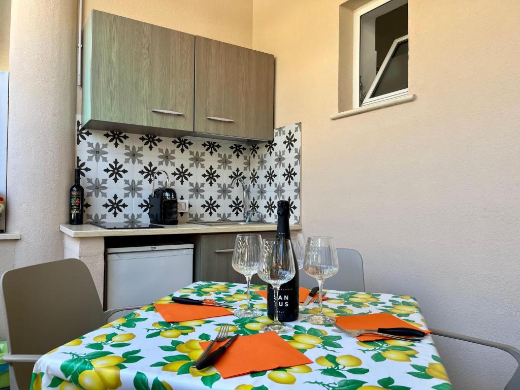 - une table avec une bouteille de vin et des verres dans l'établissement Salsedine Tropea Capo Vaticano, à Santa Domenica