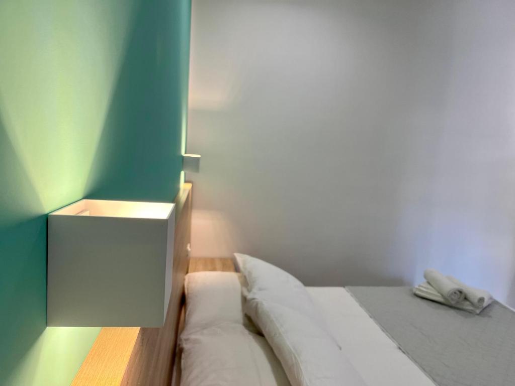 une chambre avec un lit avec une table de chevet à côté dans l'établissement Salsedine Tropea Capo Vaticano, à Santa Domenica 77 autres photos