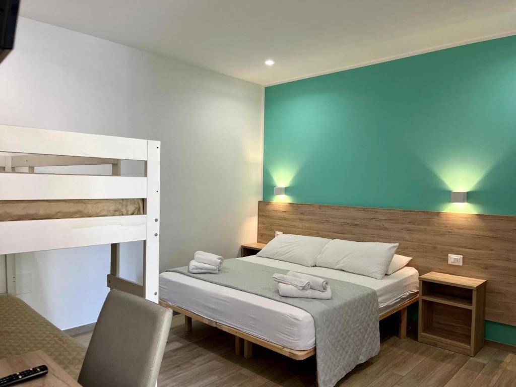 une chambre avec un lit et un lit superposé dans l'établissement Salsedine Tropea Capo Vaticano, à Santa Domenica
