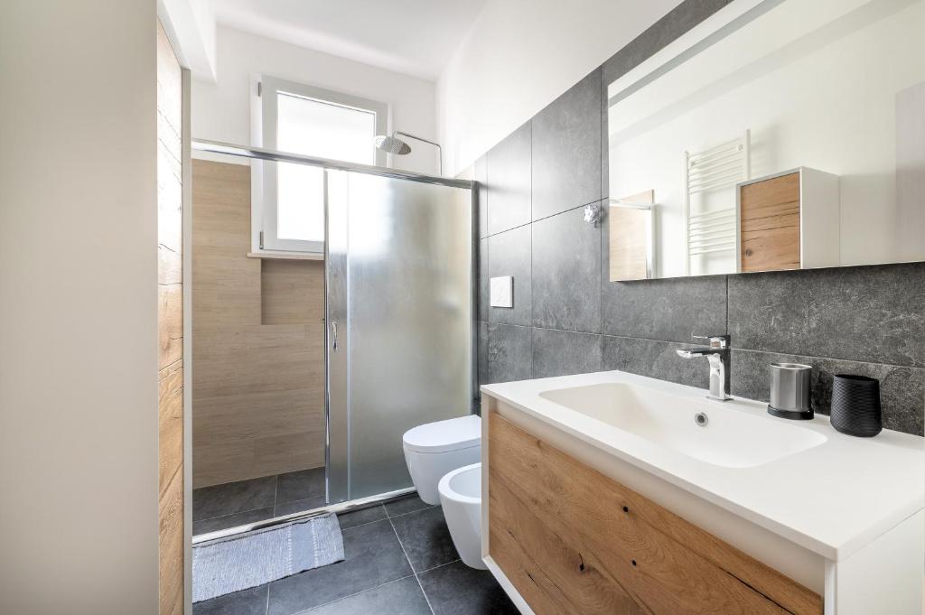 une salle de bain avec un lavabo blanc et des toilettes dans l'établissement Villa Venza , Salento, à Otrante
