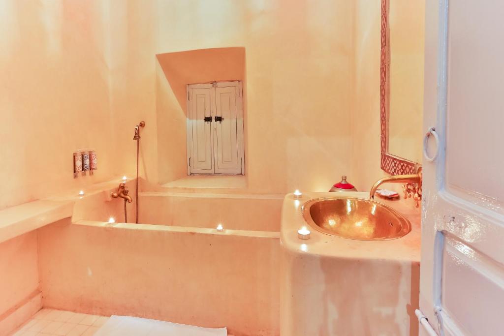 une salle de bain avec un lavabo et un miroir dans l'établissement Riad Ikalimo 2, à Marrakech