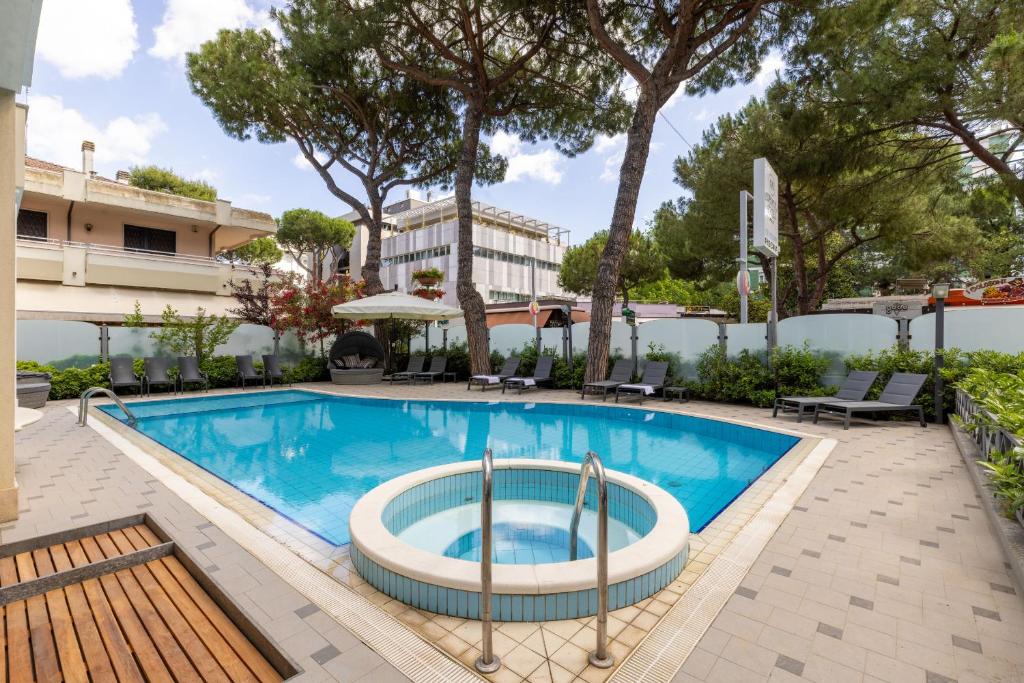 une piscine au milieu d'une cour dans l'établissement Hotel Adriatica con Piscina, à Riccione