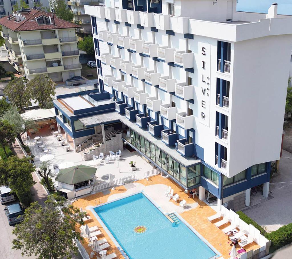 une vue aérienne d'un hôtel avec piscine dans l'établissement Hotel Silver, à Cesenatico