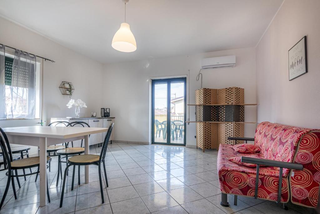 une salle à manger et une cuisine avec une table et des chaises dans l'établissement Home Le Castella, à Le Castella