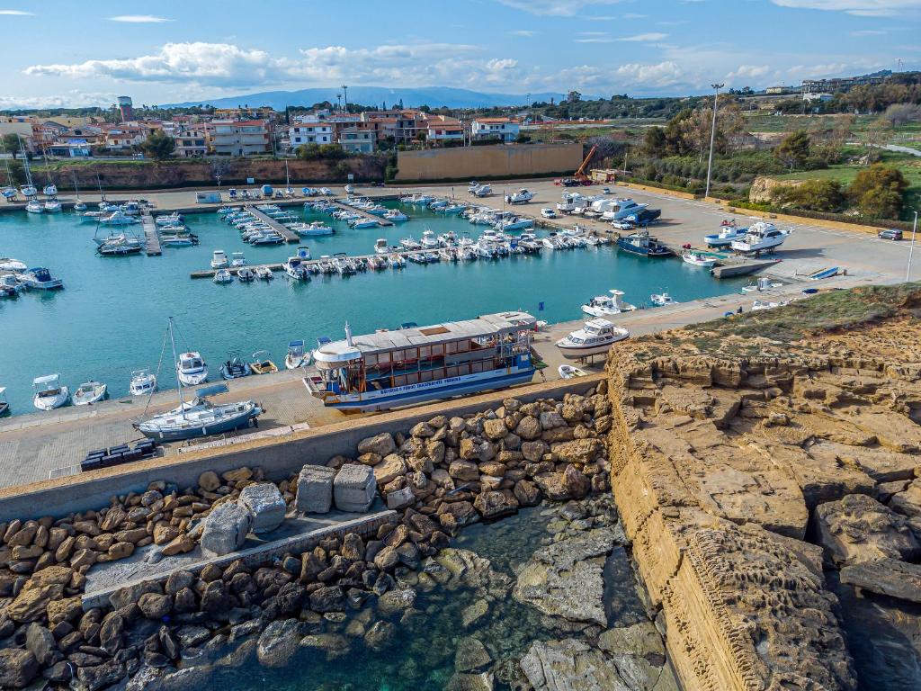 une vue aérienne d'une marina avec des bateaux dans l'eau dans l'établissement Home Le Castella, à Le Castella