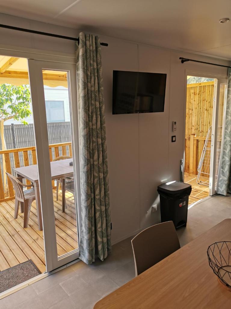 d'une salle à manger avec une table et une porte coulissante en verre. dans l'établissement tony vacances, à Martigues