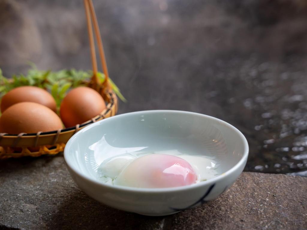 - un bol d'œufs et un panier d'œufs dans l'établissement YU-FURI Nasu-Shiobara, à Nasushiobara