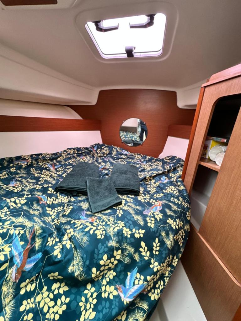 un lit à l'arrière d'un camping-car dans l'établissement FlW, à Cergy