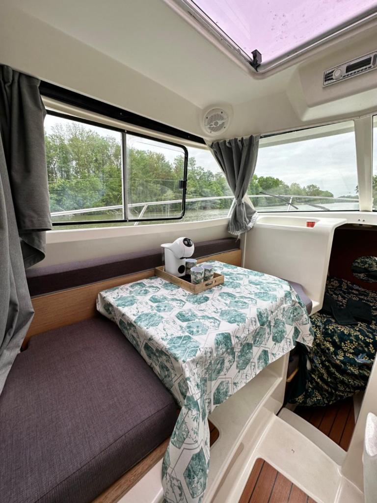 - un petit lit à l'arrière du bateau dans l'établissement FlW, à Cergy