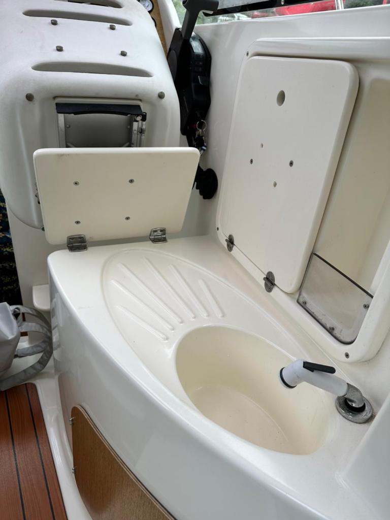 des toilettes blanches à l'arrière d'un bateau dans l'établissement FlW, à Cergy 6 autres photos