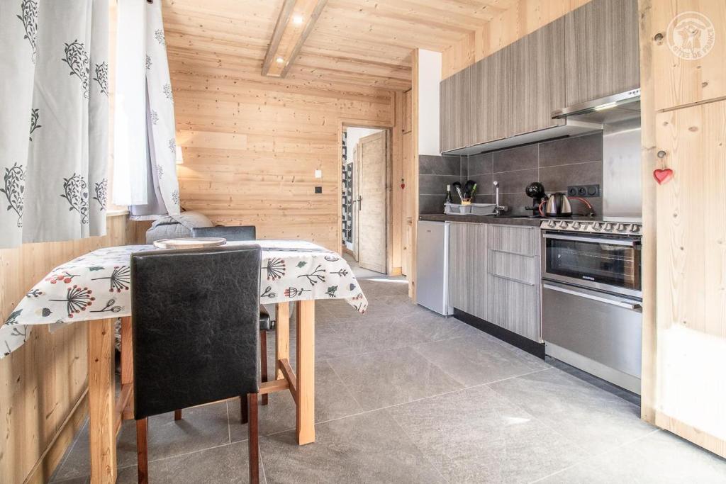 une cuisine avec une table recouverte d'une nappe dans l'établissement L'epilobe, à La Plagne Tarentaise