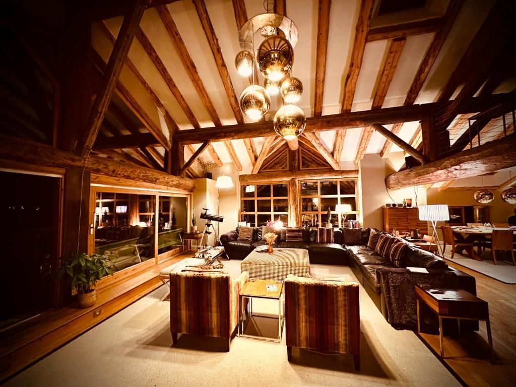 un grand salon avec un canapé et une table dans l'établissement Chalet Violettes, à Villaroger