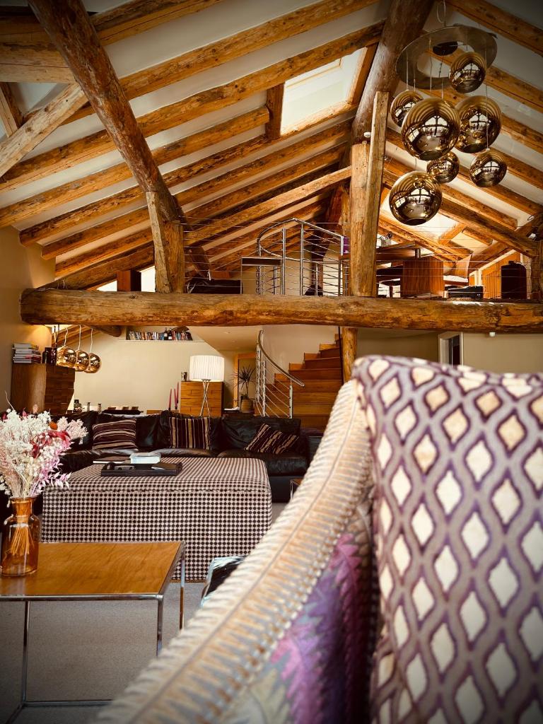 Cette chambre comprend un lit, une table et un canapé. dans l'établissement Chalet Violettes, à Villaroger
