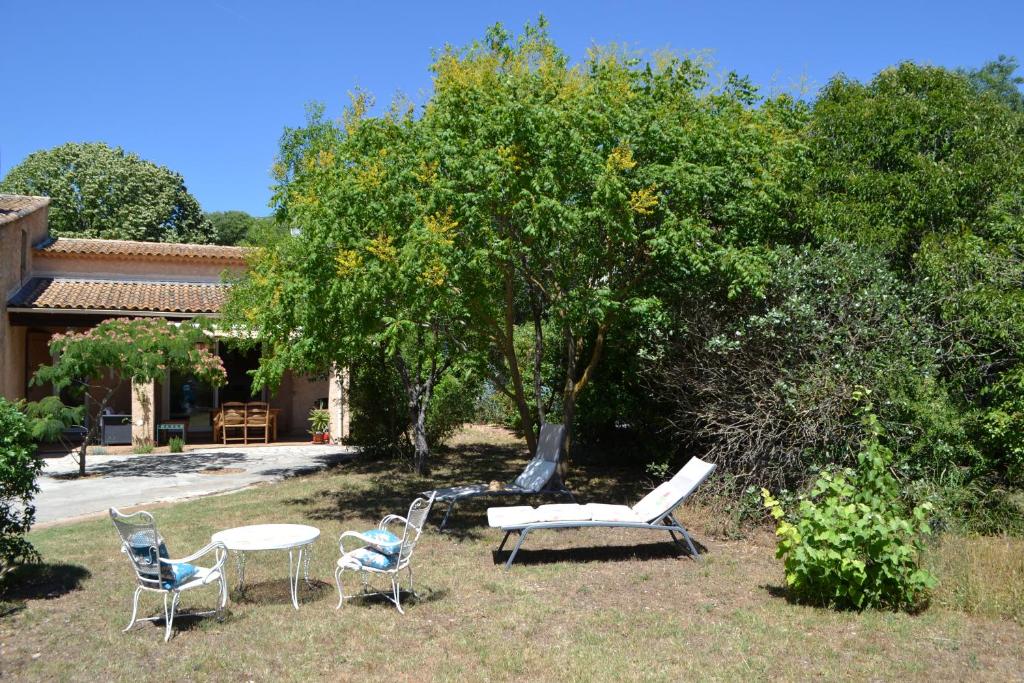 Maison rénovée avec terrasse privative et jardin au centre de Gemenos 1