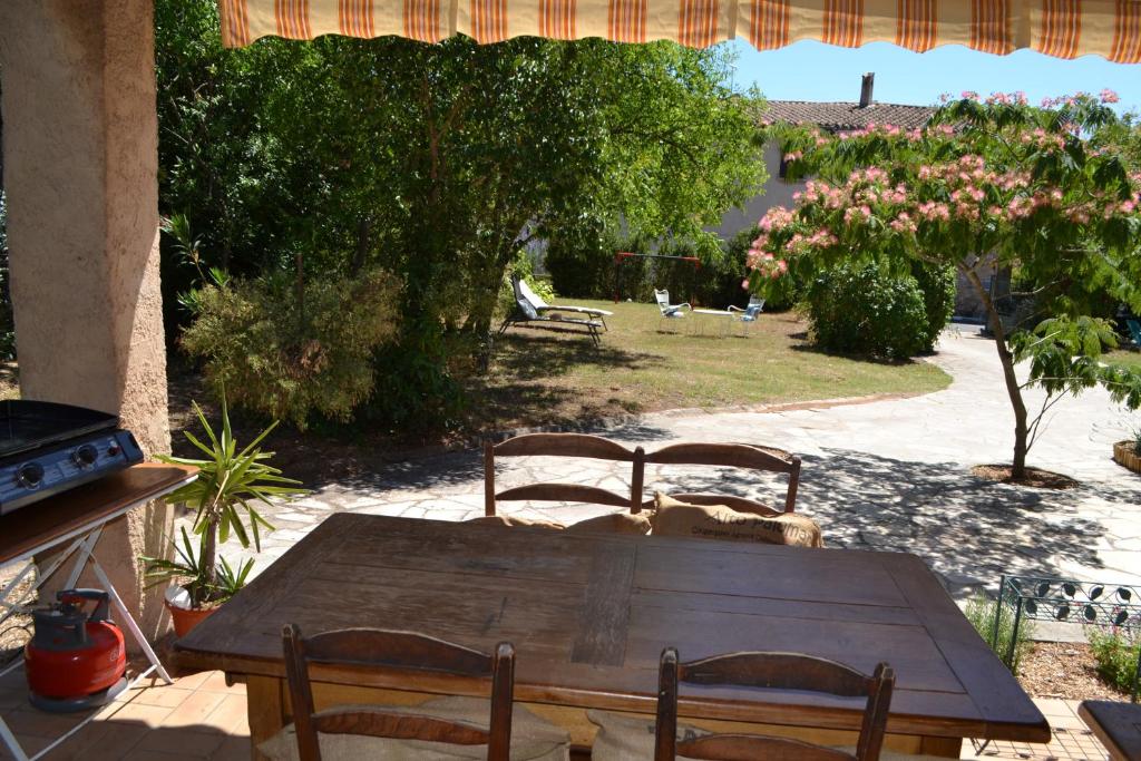 Maison rénovée avec terrasse privative et jardin au centre de Gemenos 6