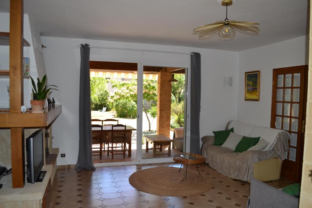 Maison rénovée avec terrasse privative et jardin au centre de Gemenos 4