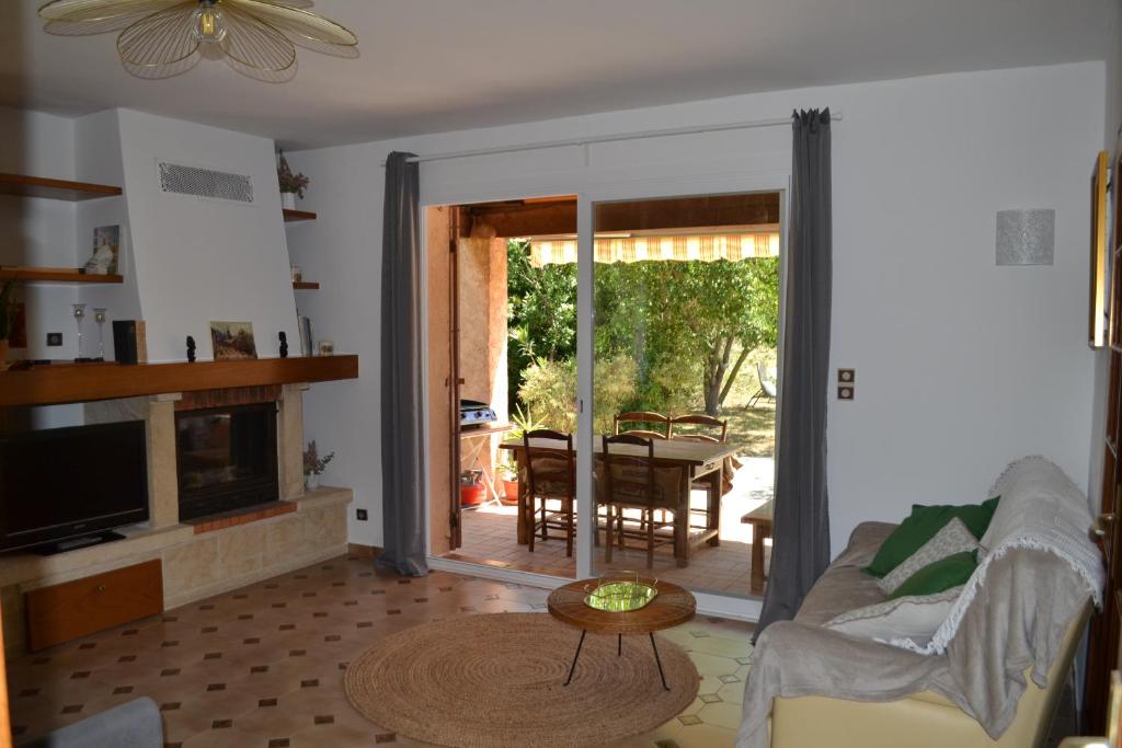 Maison rénovée avec terrasse privative et jardin au centre de Gemenos 5
