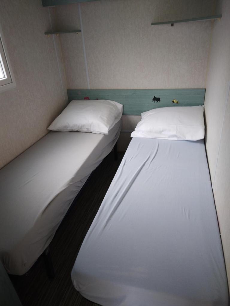 Cette petite chambre comprend 2 lits jumeaux. dans l'établissement les marguerites, à Mimizan