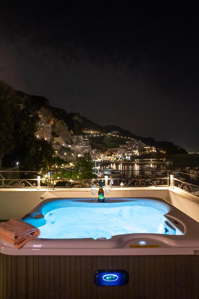 un bain à remous sur un balcon la nuit dans l'établissement Hotel Aurora, à Amalfi