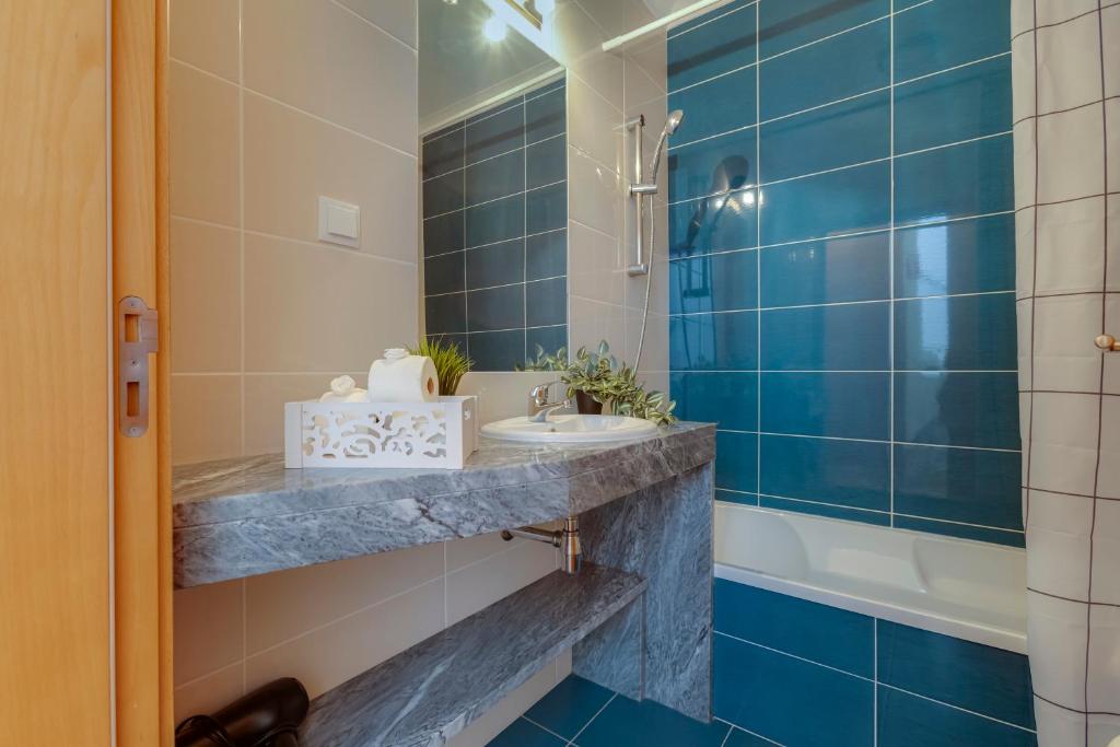 Chez Oasis Lagos - Charming Central by the Beach 3