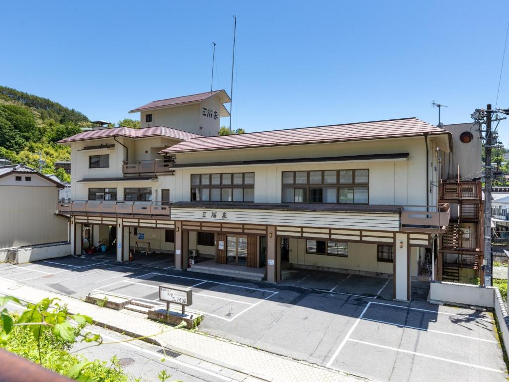 un grand bâtiment avec beaucoup de fenêtres dans l'établissement Kiso Mikawaya, à Kiso