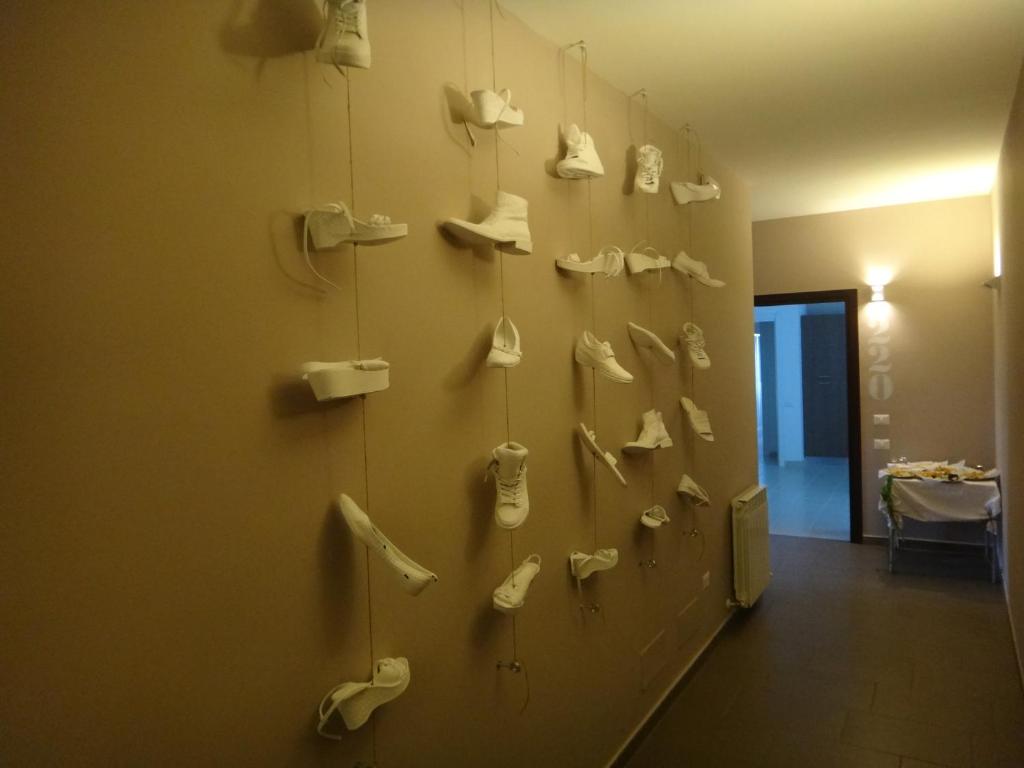 une chambre avec des chaussures accrochées au mur dans l'établissement Residenza Ondanomala, à Chieuti