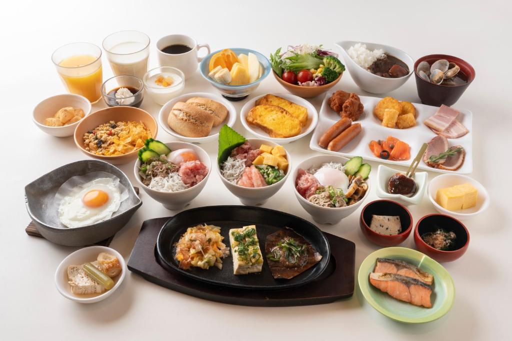 une table avec un bouquet de plats différents dans l'établissement Hirayukan, à Takayama