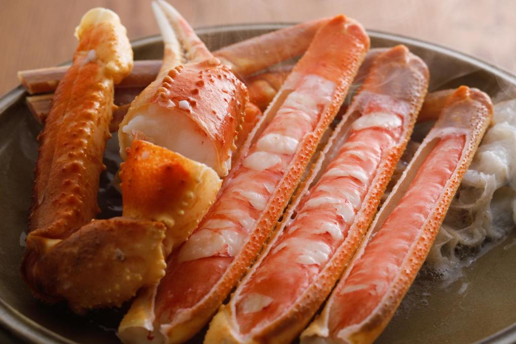 une assiette de nourriture avec des hot-dogs et des frites dans l'établissement Tsuruya Ryokan, à Toyooka