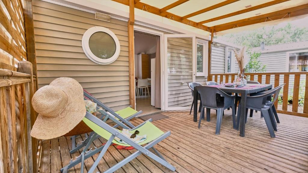 un patio avec une table et des chaises sur une terrasse dans l'établissement Domaine Les Chênes Blancs, à Saint-Saturnin-lès-Apt