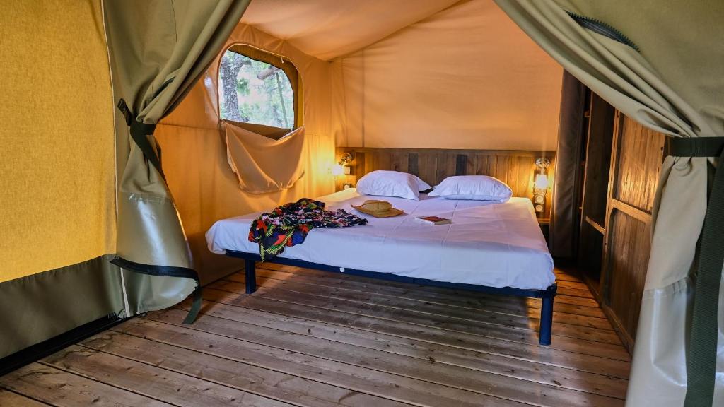 une chambre avec un lit dans une tente dans l'établissement Domaine Les Chênes Blancs, à Saint-Saturnin-lès-Apt 37 autres photos