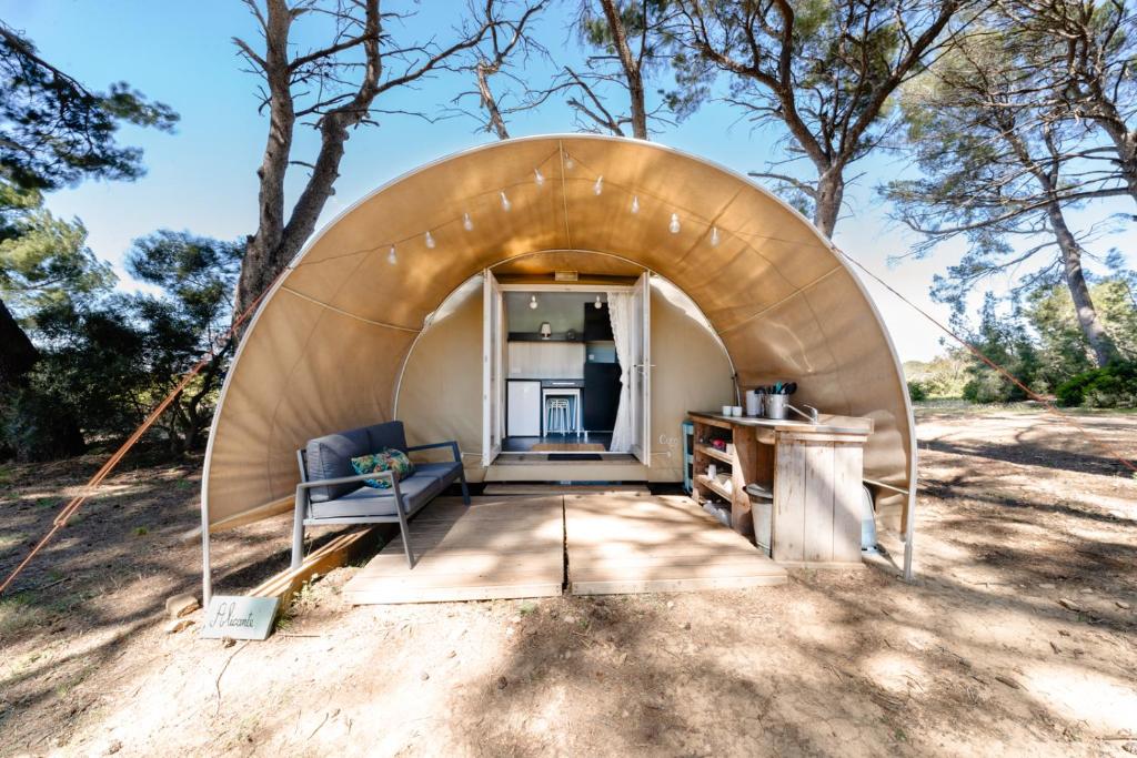 une maison circulaire au milieu d'un champ dans l'établissement Saint Paul le Marseillais Tentes Equippees Hébergements Insolites Lodges, à Mèze