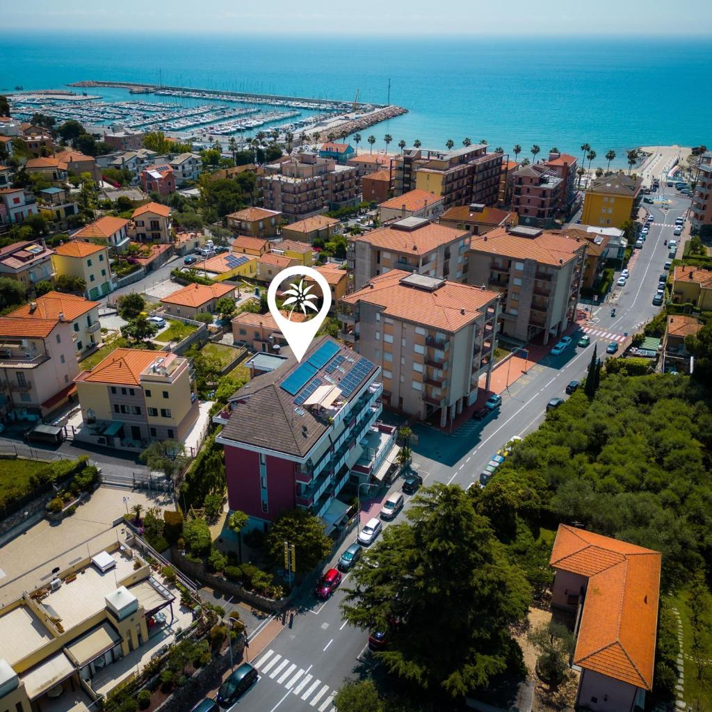 une vue aérienne d'une ville avec l'océan dans l'établissement Residence La Palma, à Marina dʼAndora