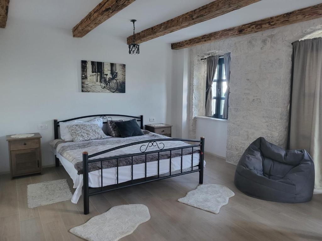 Villa Jerković-Secluded house and apartment with pool 2