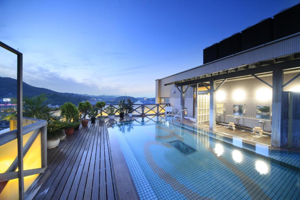 une piscine sur le toit d'un immeuble dans l'établissement Hotel Kasuien, à Ureshino