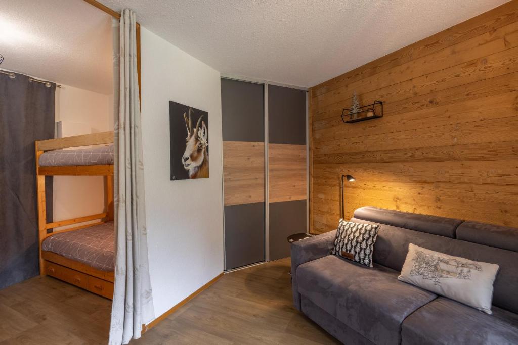 - un salon avec un canapé et des lits superposés dans l'établissement Studio haut de gamme Contamines, aux Contamines-Montjoie
