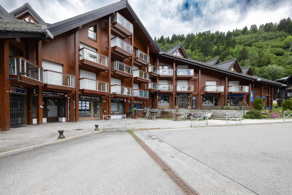 une rue vide devant un grand bâtiment dans l'établissement Studio haut de gamme Contamines, aux Contamines-Montjoie