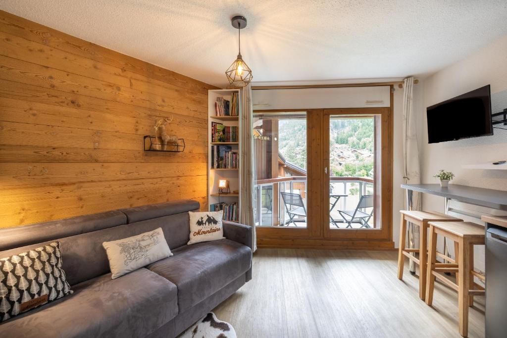 un salon avec un canapé et une table dans l'établissement Studio haut de gamme Contamines, aux Contamines-Montjoie
