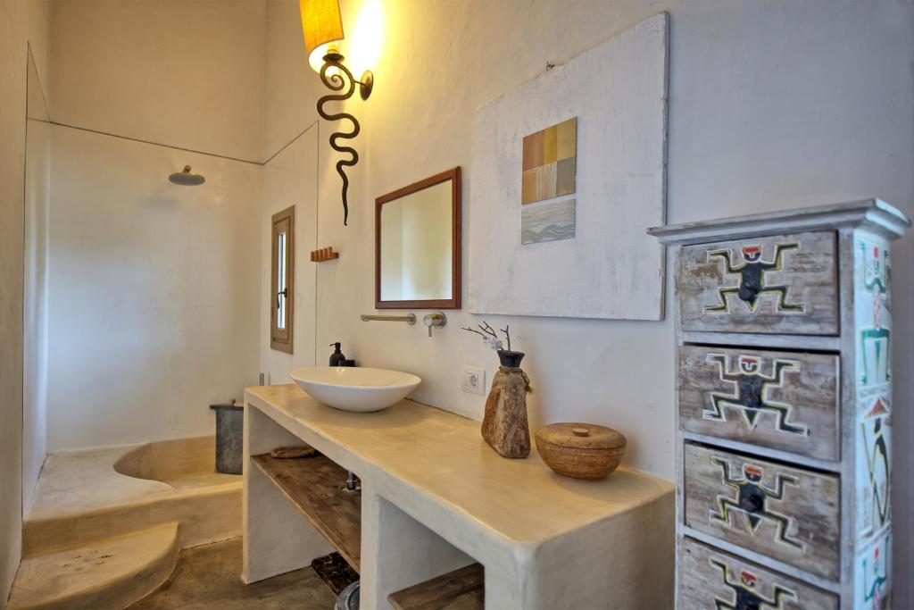 La salle de bains est pourvue d'un comptoir avec un lavabo et une baignoire. dans l'établissement Villa Oliveta by PosarelliVillas, à Santa Lucia
