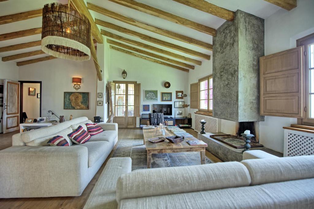 un salon avec un canapé et une table dans l'établissement Villa Oliveta by PosarelliVillas, à Santa Lucia