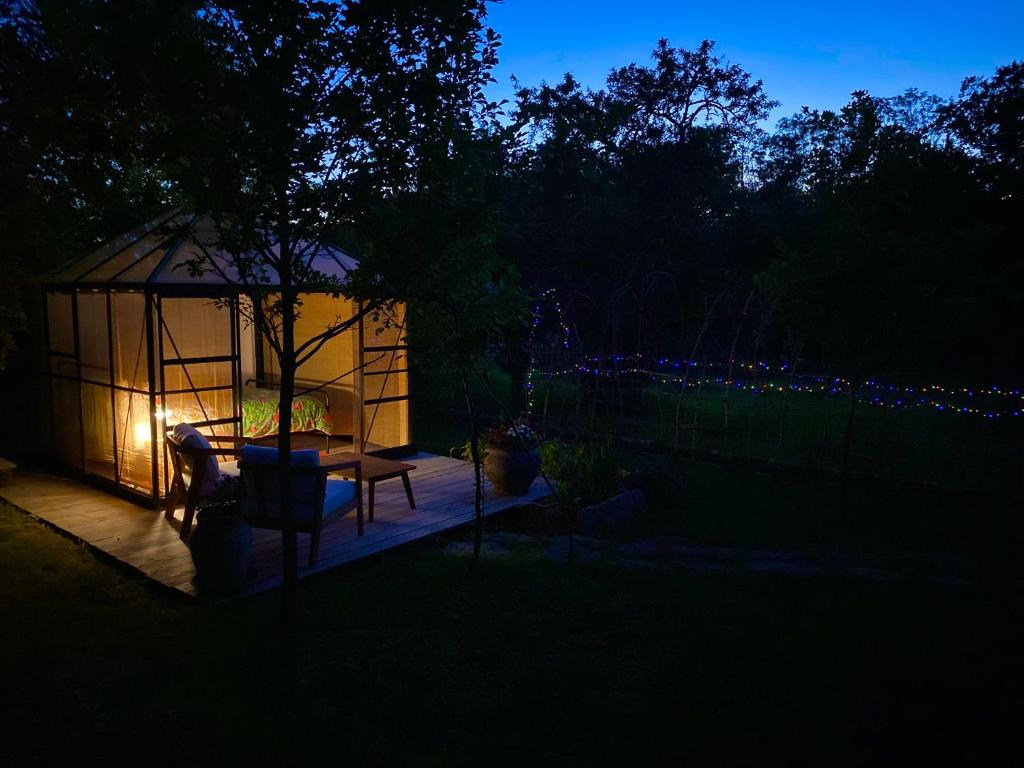 - un kiosque avec une table dans la cour la nuit dans l'établissement Le jardin secret, à Semur-en-Auxois 25 autres photos