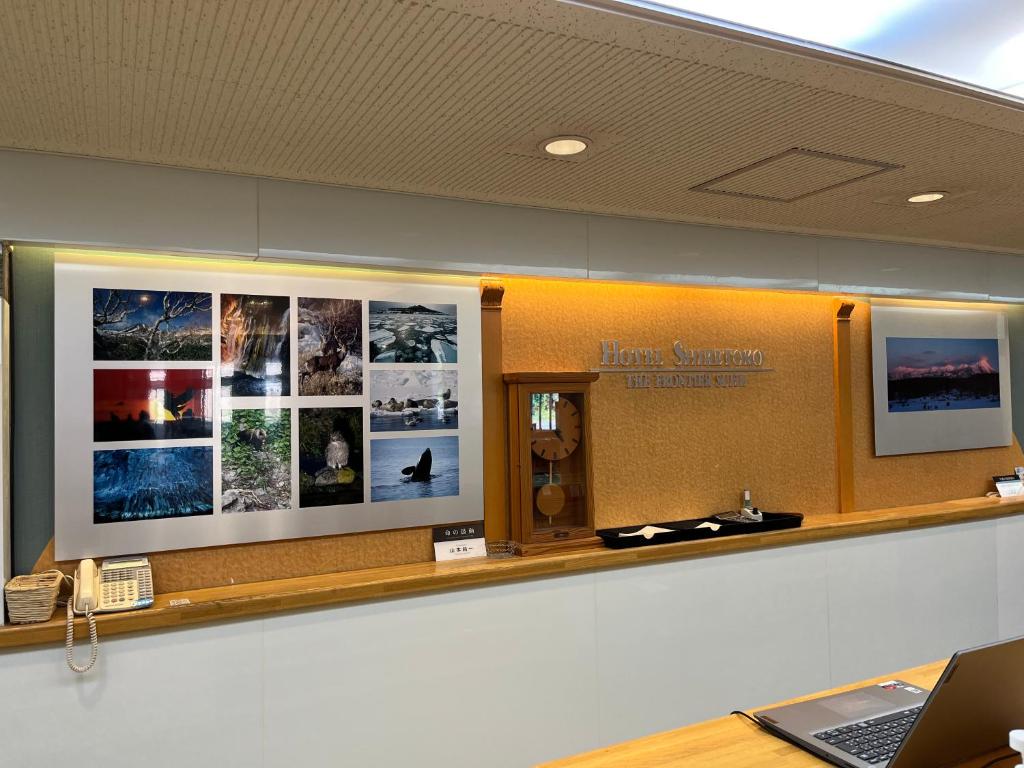 un comptoir dans un bureau avec un ordinateur portable dans l'établissement Hotel Shiretoko, à Shari 26 autres photos
