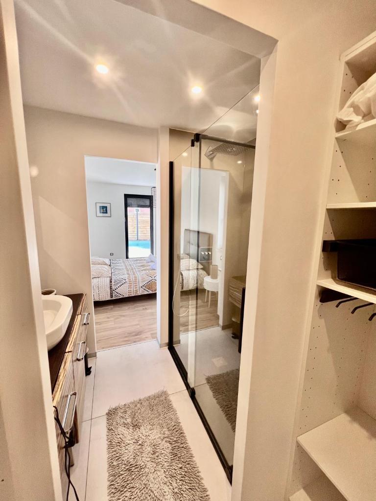 une salle de bain avec une douche à l'italienne et un lavabo dans l'établissement Gîtes du bel Alsace, à Merxheim