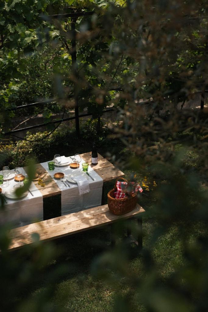 - une table de pique-nique avec un panier de nourriture dans l'établissement Locanda degli Ulivi, à Mammola