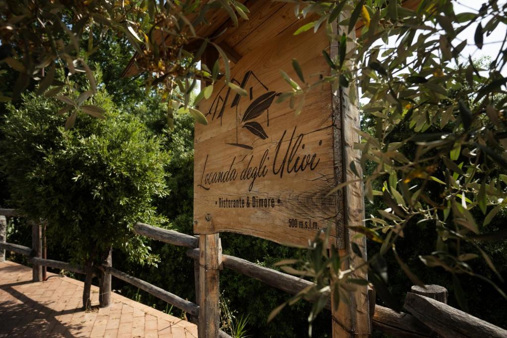 un panneau indiquant Central Park Village sur une clôture dans l'établissement Locanda degli Ulivi, à Mammola