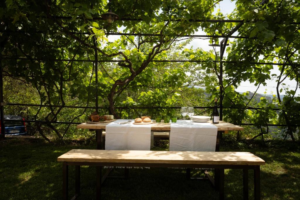 une table de pique-nique avec des nappes blanches dessus dans l'établissement Locanda degli Ulivi, à Mammola
