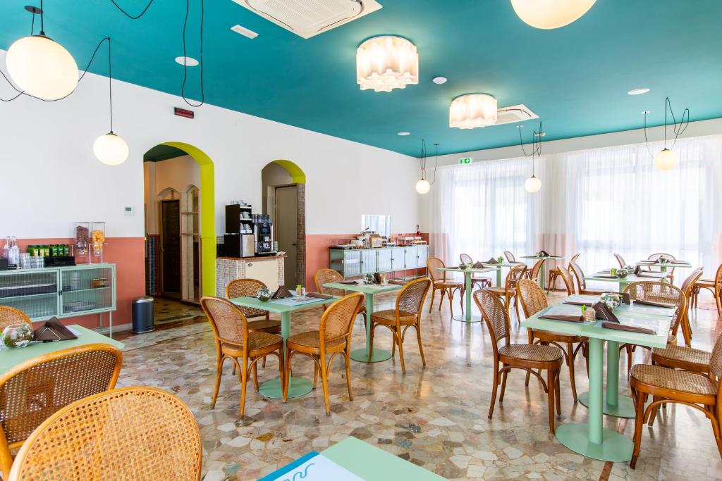 une salle à manger remplie de tables et de chaises dans l'établissement Hotel Belvedere Rimini, à Rimini