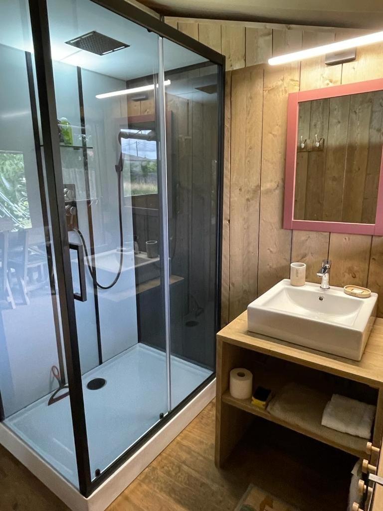 une salle de bain avec une douche en verre et un lavabo dans l'établissement LODGE Champêtre Glamping, à Chadenac