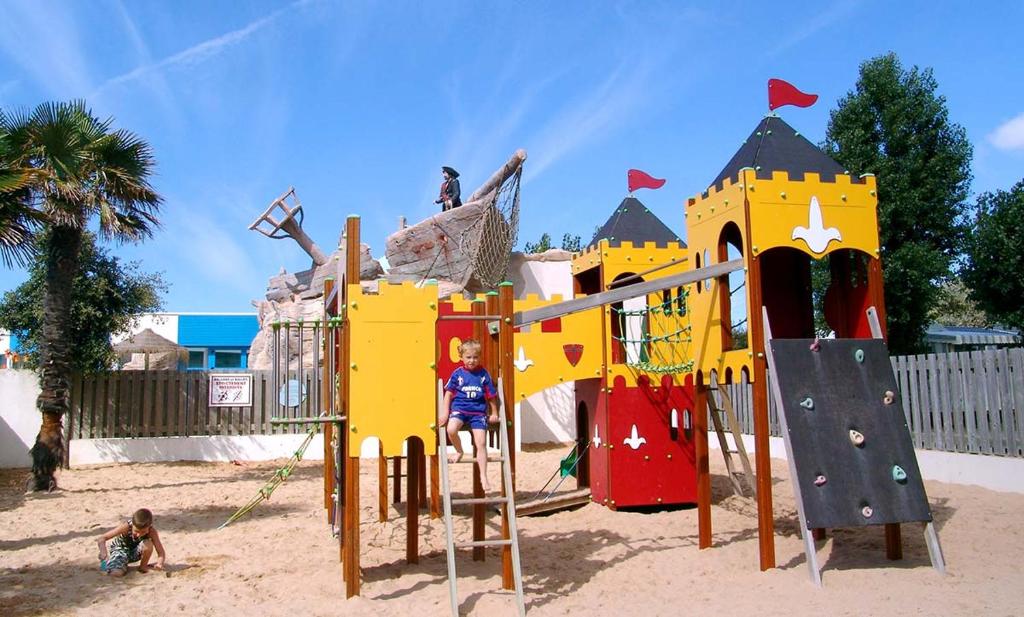 - une aire de jeux pour enfants avec un équipement de jeu dans le sable dans l'établissement Mobile Home avec piscine dans Camping calme Proche plage, à Saint-Hilaire-de-Riez